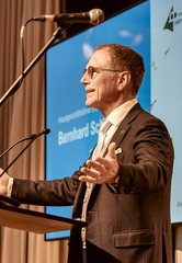 Bernhard Schneider am Mikrofon