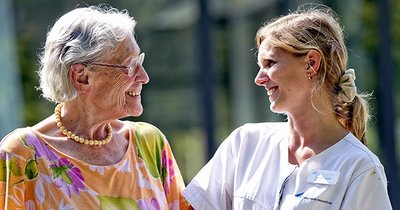 Eine Mitarbeiterin und eine ältere Dame