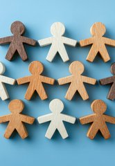 Holzfiguren fassen sich an den Händen